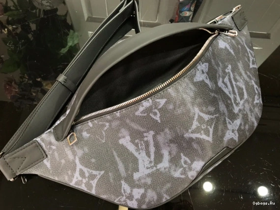 LOUIS BUMBAG DISCOVERY VUITTON 0422